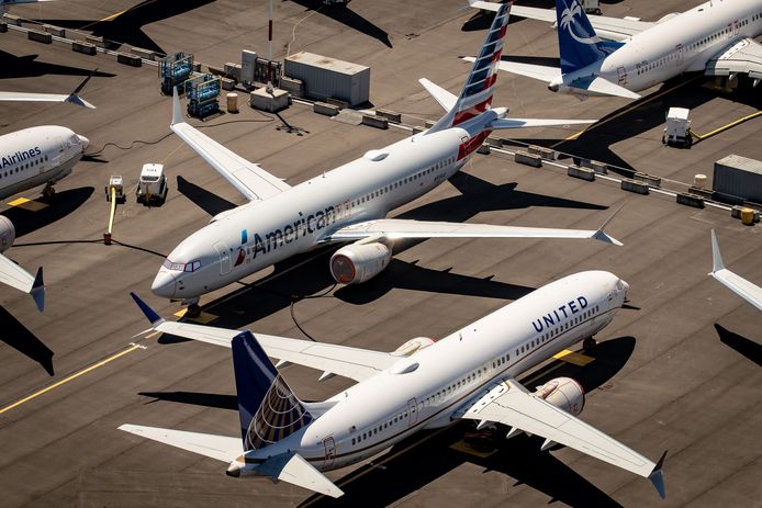 Vliegtuigen van Amerikaanse vliegtuigmaatschappijen staan aan de grond op een Amerikaanse luchthaven.