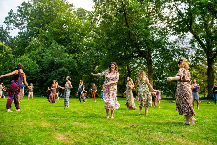 Verslaggever Mirjam Liefboer doet mee aan Ecstatic Dance in Park Randenbroek.