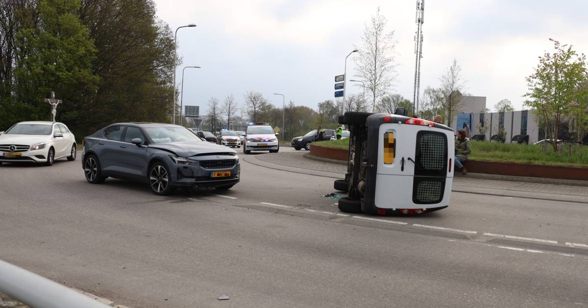 Bestelwagen kantelt door aanrijding op rotonde in Uden.