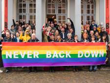 Musea Brugge ontrolt regenboogbanner aan Arentshuis als steun voor community die werkte aan ‘Queer was here’