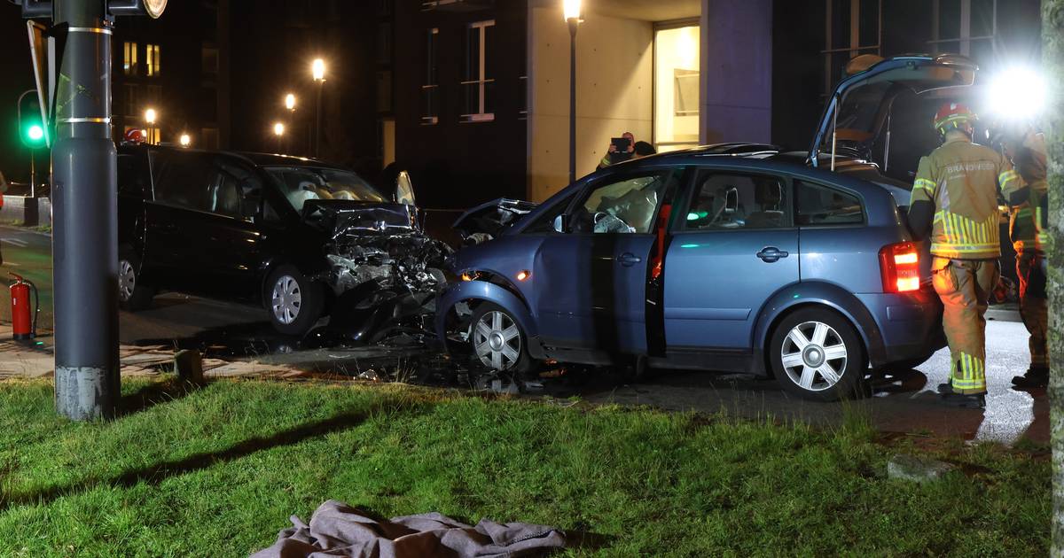 Drie gewonden bij zwaar frontaal ongeval op Pothoofd in Deventer.