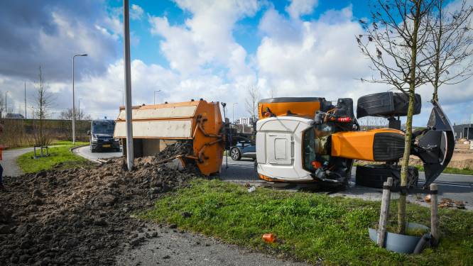 Tractor kantelt in bocht in Alphen, fietspad bedolven onder de aarde