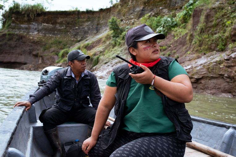 Alexandra Narvaez in actie met een collega-bewaker van het Amazonewoud in Ecuador. ‘Mijn werk in het Amazonewoud is niet zonder gevaar. Ik maak mij voortdurend zorgen over mijn kinderen als ik op route ben.’ Beeld Goldman Environmental Prize