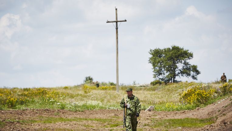 Pro-Russische rebellen op de plek in Oekraïne waar exact een jaar na de ramp een herdenkingsceremonie is gehouden. Beeld anp