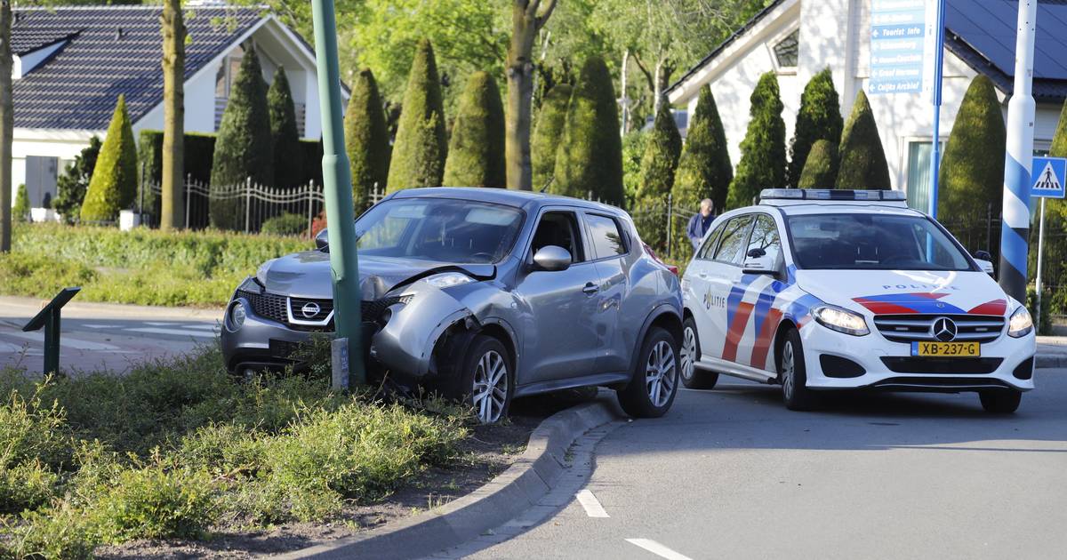 Bestuurder rent weg na botsing in Cuijk: helikopter, agenten en speurhond achterhalen hem niet meer.
