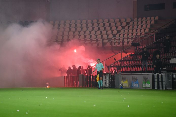 Een groepje supporters van Heracles drong het stadion binnen. 


during the match Heracles - Fortuna Sittard
