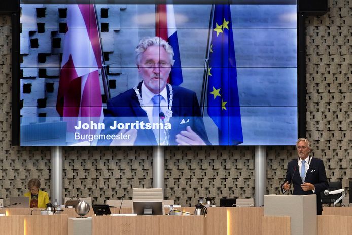 Na een periode van digitaal vergaderen kwam de Eindhovense gemeenteraad woensdag voor het eerst in een ruim een jaar weer bijeen op het Stadhuis
