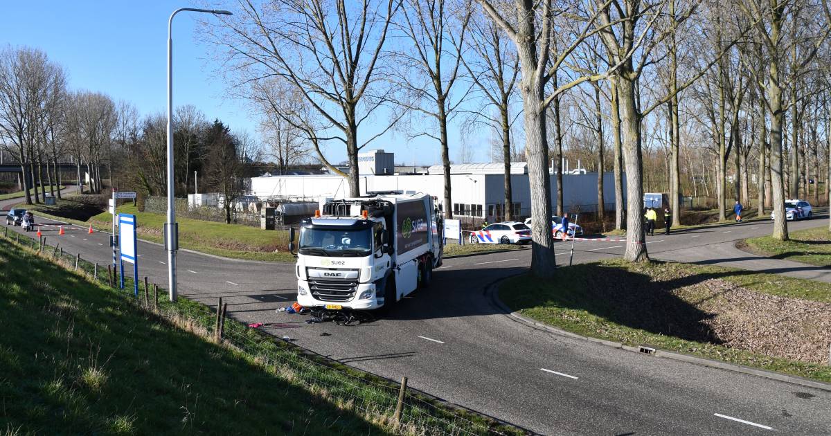 Fietser zwaargewond na aanrijding met vuilniswagen.