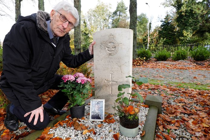 Rinus Boshuizen bij het graf van David Dickson