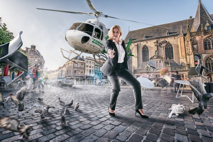 License to skill: gemeentesecretaris Ingrid Geveke is een van de modellen in de nieuwe wervingscampagne van de gemeente Zwolle. ,,Mensen die hier werken zijn onze helden. Je moet de aandacht trekken.''