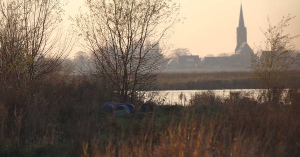 Blauwe vaten lagen wekenlang in Hemelrijkse Waard: Natuurmonumenten handelt nalatig - BD.nl