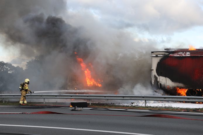 Brand na ongeluk op A50 bij Berghem