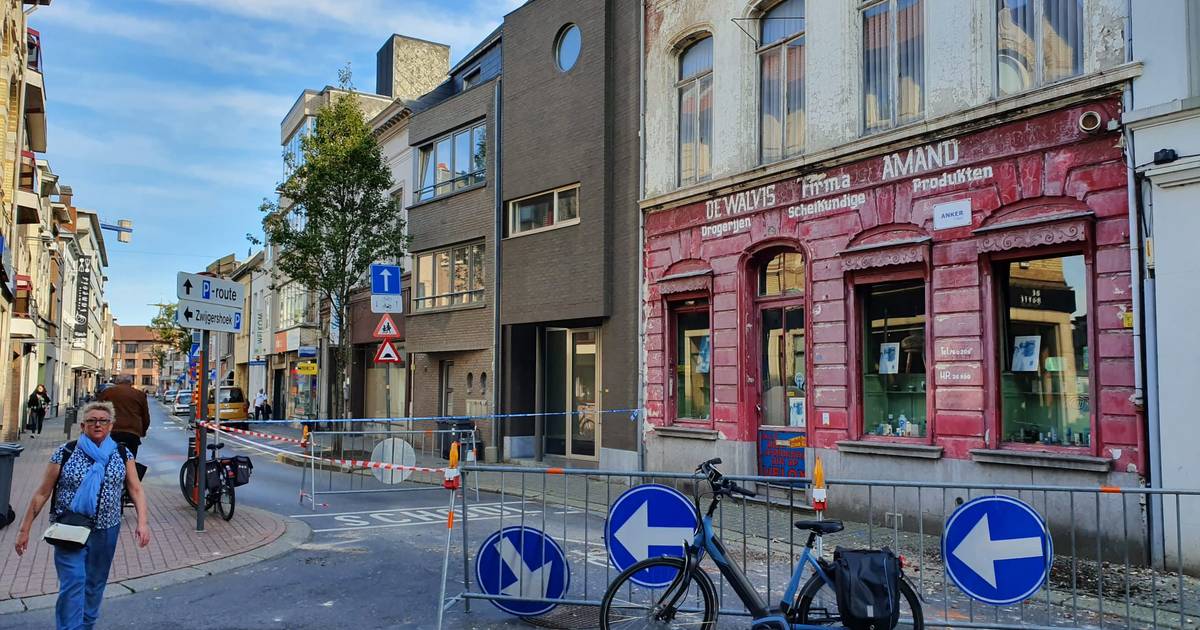beschermd-monument-de-walvis-zwaar-in-verval-brokstukken-vallen-al-op