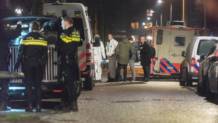 De politie zette vrijdagavond de omgeving van de Grote Wittenburgerstraat ruim af na de schietpartij