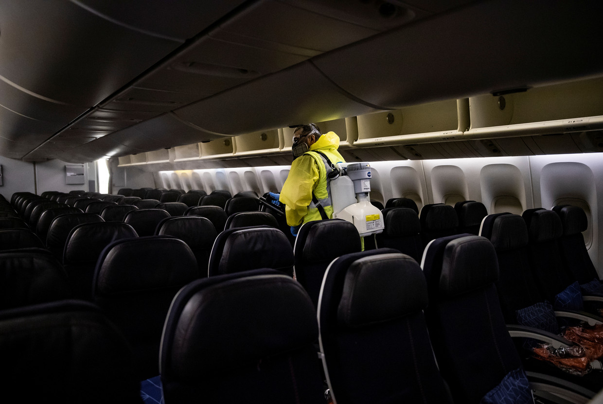 Een medewerker van het Charles de Gaulle vliegveld in Parijs maakt een vliegtuig schoon. Beeld REUTERS