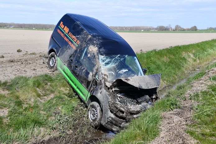 Een bestelbus raakte van de weg op de N307