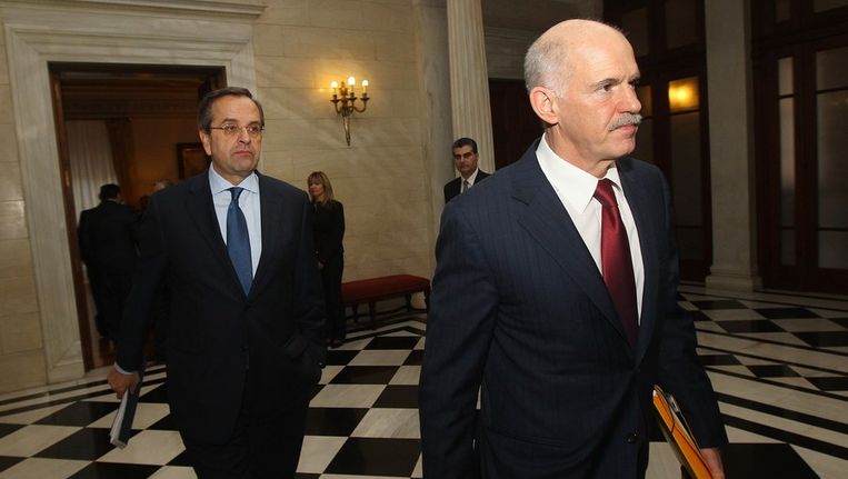 De Griekse leiders Samaras en Papandreou Beeld afp