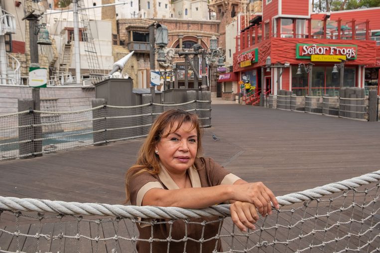 Susana Loli (64) voor de ingang van Treasure Island. In dit hotel/casino werkte ze voordat ze met onbetaald verlof werd gestuurd vanwege de pandemie. Beeld Eline van Nes