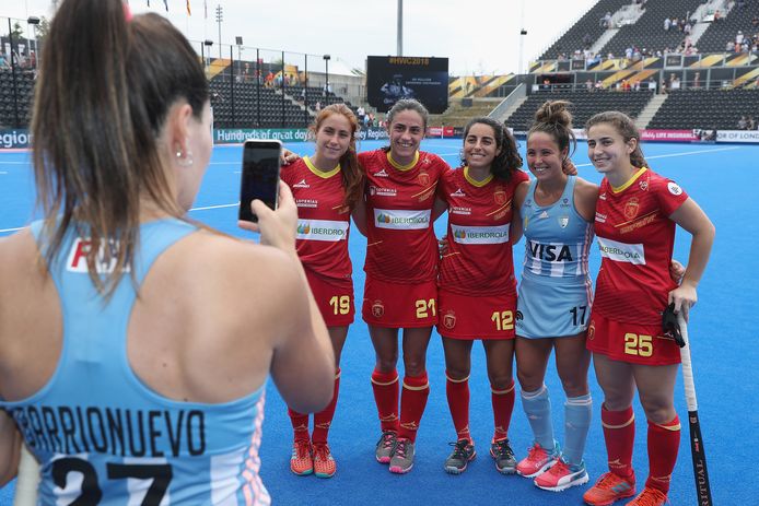 De Argentijnse speelster Noel Barrionuevo zet haar teamgenote Rocia Sanchez op de foot met vier Spaanse speelsters na hun wedstrijd op het WK.