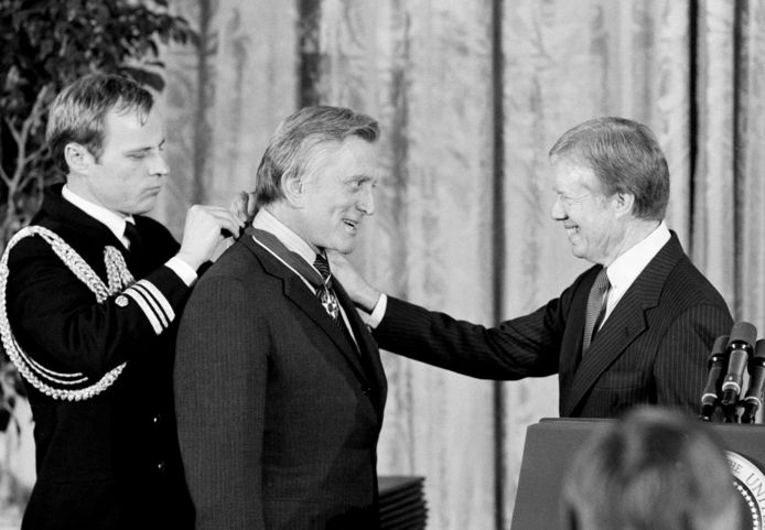 Kirk Douglas ontving in 1981 van de Amerikaanse president Jimmy Carter de prestigieuze Medal of Freedom voor zijn humanitaire werk.