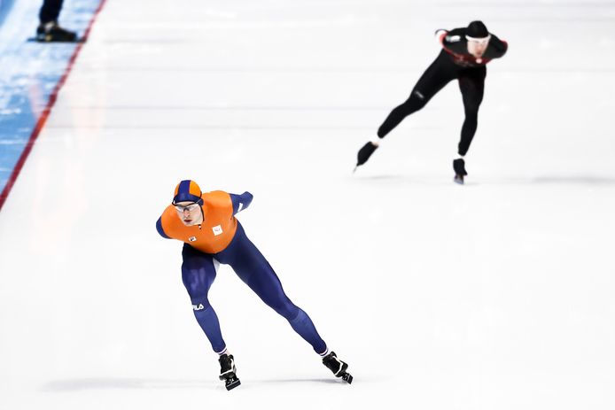Sven Kramer (L) in actie tijdens een 3000 meter testwedstrijd tegen Ted Jan Bloemen (CAN) op het ijs van de Olympische schaatshal in Gangneung.