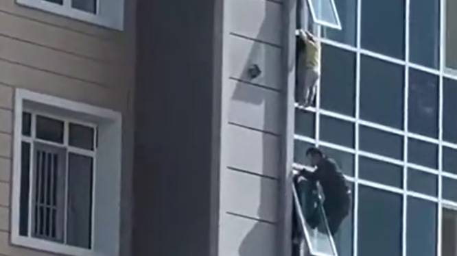 Il sauve de justesse une fillette suspendue à une fenêtre du 7ᵉ étage d’un immeuble