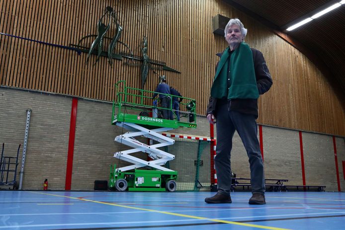 Paul Peet en kunstwerk in sporthal De Jager in Giessen.