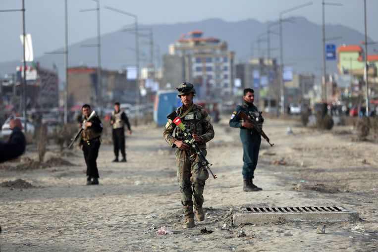 Afghaanse veiligheidstroepen in de hoofdstad Kaboel, waar ondanks de wapenstilstand woensdag een bom ontplofte. Bij de aanslag raakten negen mensen gewond.  Beeld AP