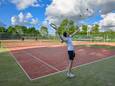 Alle vier de kunstgrasbanen van Tennisvereniging ‘76 in Willemstad zijn dringend aan vervanging toe.