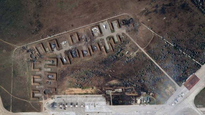Satellietbeelden tonen verwoeste vliegtuigen op Russisch vliegveld op de Krim