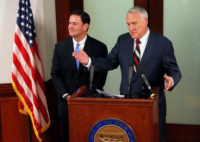 Gouverneur van Arizona Doug Ducey (links) stelde Jon Kyl voor tijdens een persconferentie.