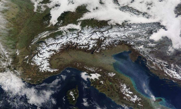 Satellietbeeld van de besneeuwde Alpen op woensdag 15 februari.