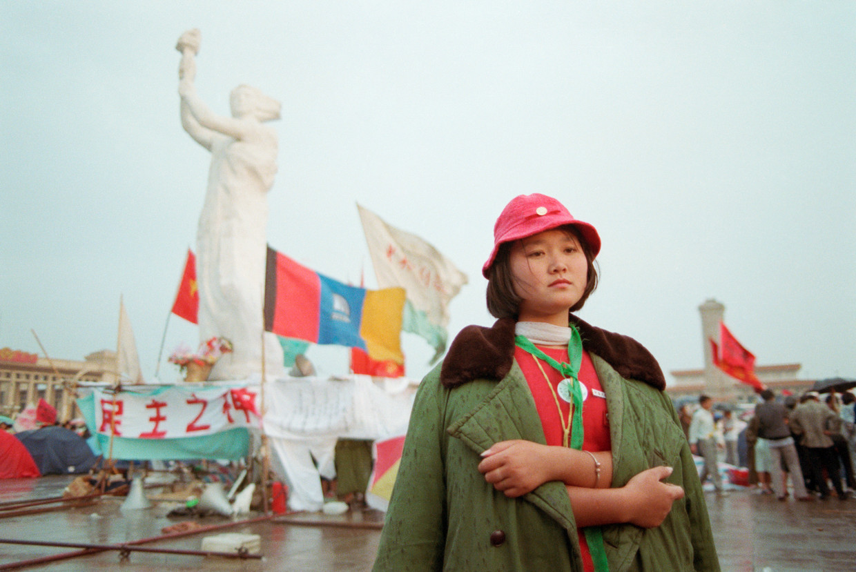 Een demonstrant op het Tiananmenplein in Beijing in 1989. Het bloedbad waarin de protesten eindigde wordt door Mahbubani in zijn hele boek niet genoemd. Beeld Getty