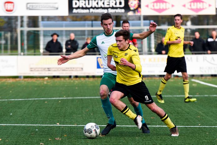 Remco van den Akker, hier in actie tegen Geldrop, trof twee keer doel voor ZSV in het bekerduel met Hegelsom.