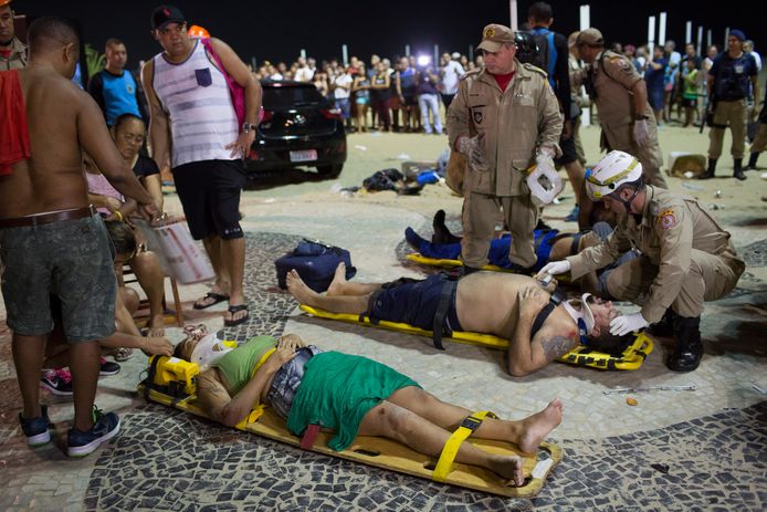 Gewonden wachten op hulp nadat een auto op de beroemde Copacabana-boulevard in Rio de Janeiro inreed op het publiek. De politie vermoedt dat de bestuurder het ongeluk heeft veroorzaakt als gevolg van een epileptische aanval.