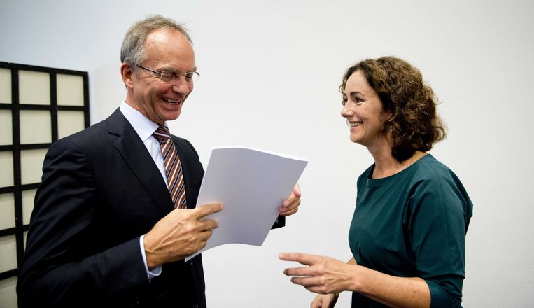 Minister Henk Kamp van Economische Zaken en Femke Halsema tijdens de presentatie van het rapport Commissie behoorlijk bestuur. Beeld anp