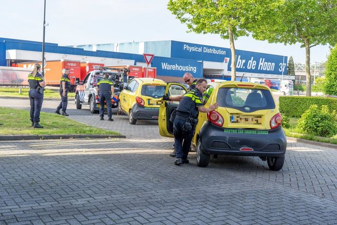 De politie heeft dinsdagochtend bij een bedrijf op de Newtonweg in Alblasserdam een aantal elektrische auto’s in beslag genomen. Bij de inval waren tientallen agenten betrokken.