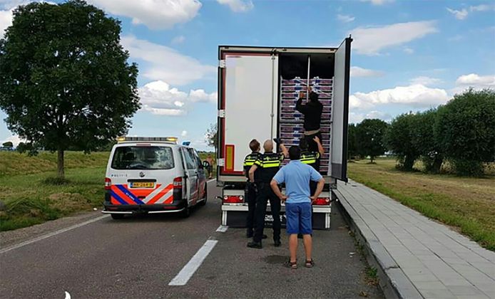 Met klopsignalen wist een verstopte illegale reiziger in een koelwagen op de A29 een automobilist te alarmeren.