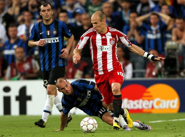Arjen Robben in duel met Wesley Sneijder van Inter Milan tijdens de finale van Champions League zaterdag. Foto EPA Beeld 