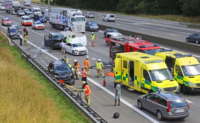 Zwaar Verkeersongeval Op E40 Affligem Dode En Twee Zwaargewonden Nadat Chauffeur Inrijdt Op File Affligem Hln Be