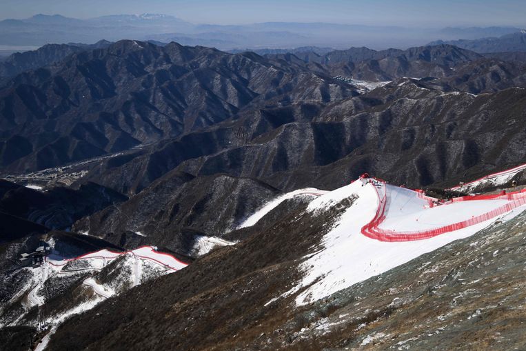 Alleen kunstsneeuw maakt de skicompetitie mogelijk tijdens de Winterspelen van Peking, het voorbije voorjaar. Beeld AFP