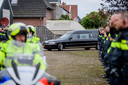 Tientallen politieagenten bewijzen de overleden collega Bas Huizing de laatste eer door een erehaag te vormen bij de kerk van de Baptistengemeente in Westerhaar.