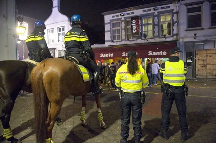 Politie te paard in het centrum van Eindhoven.