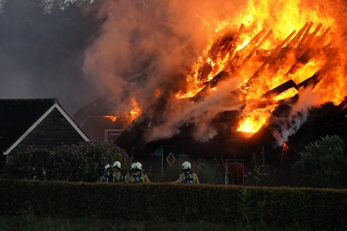 The fire is spreading in a farmhouse near Meppel.