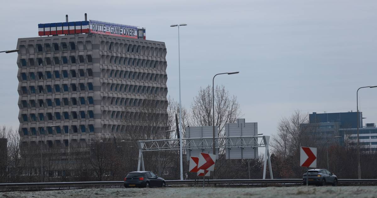 Groot actiespandoek tegen Mark Rutte opgehangen langs snelweg A4: ‘Game over!’