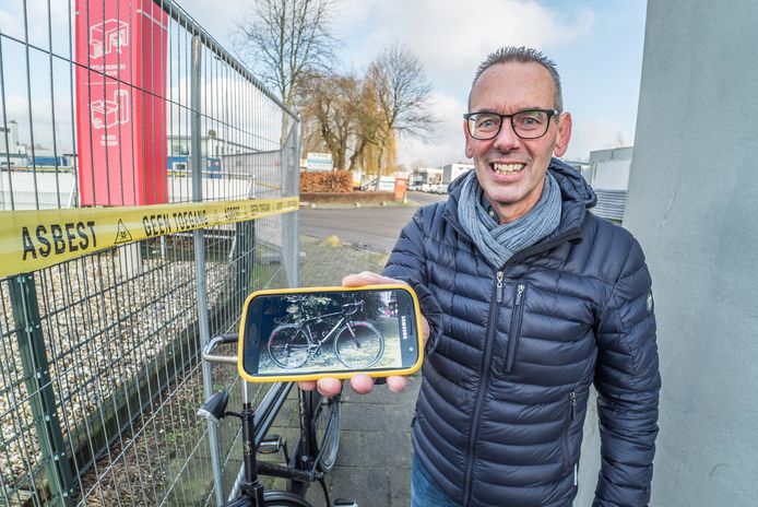 Dirk Houweling raakte bij de brand zijn racefiets met carbonframe kwijt, maar ook t-shirts uit de jaren 80. Hij kwam donderdagmiddag een kijkje nemen bij het puinruimen aan de Industrieweg.