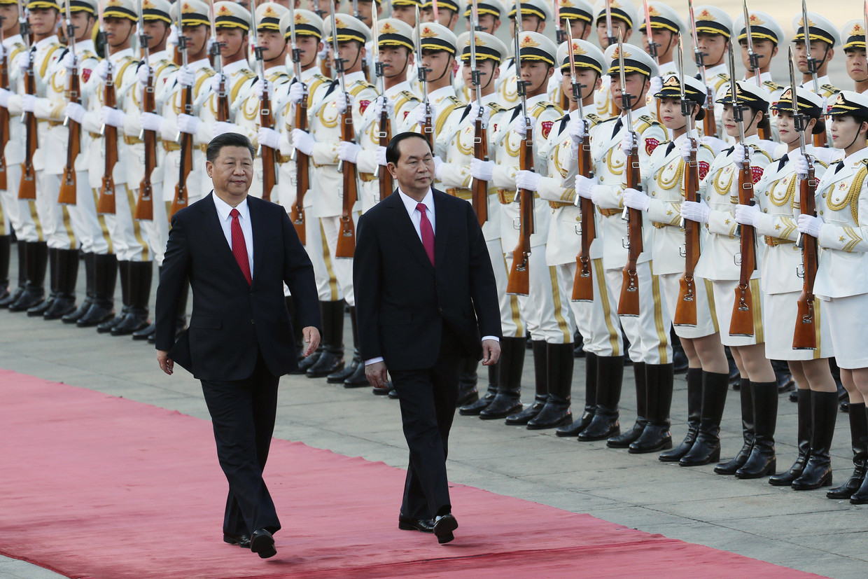 De Chinese president Xi Jinping (links) em de Vietnamese president Tran Dai Quang (rechts). Beeld EPA