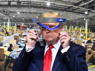 Trump weigert opnieuw mondmasker bij bedrijfsbezoek: “Ik wil de pers het plezier niet gunnen”