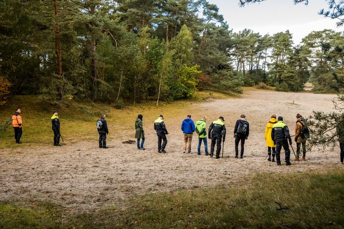 Deelnemers aan de zoektocht naar de vermiste Anne Faber in de omgeving van Soesterduinen.