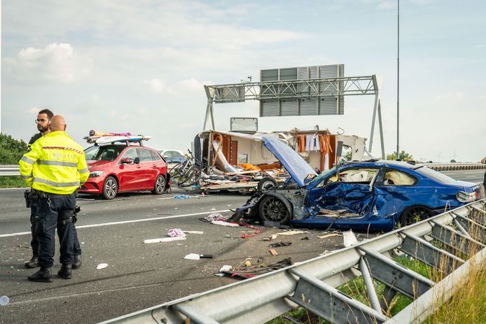 On the A27 near Houten, damage has been caused by an accident between two cars.  A car pulled a caravan.  It is in several parts on the road.  It concerns a Belgian car and caravan.